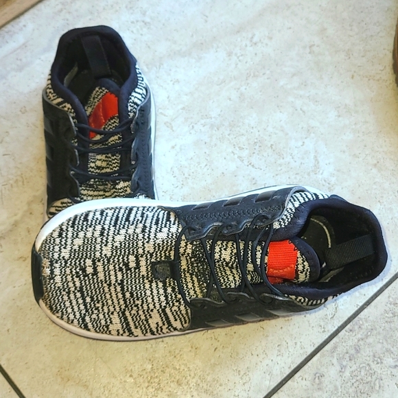 Adidas boys shoes - Picture 1 of 2